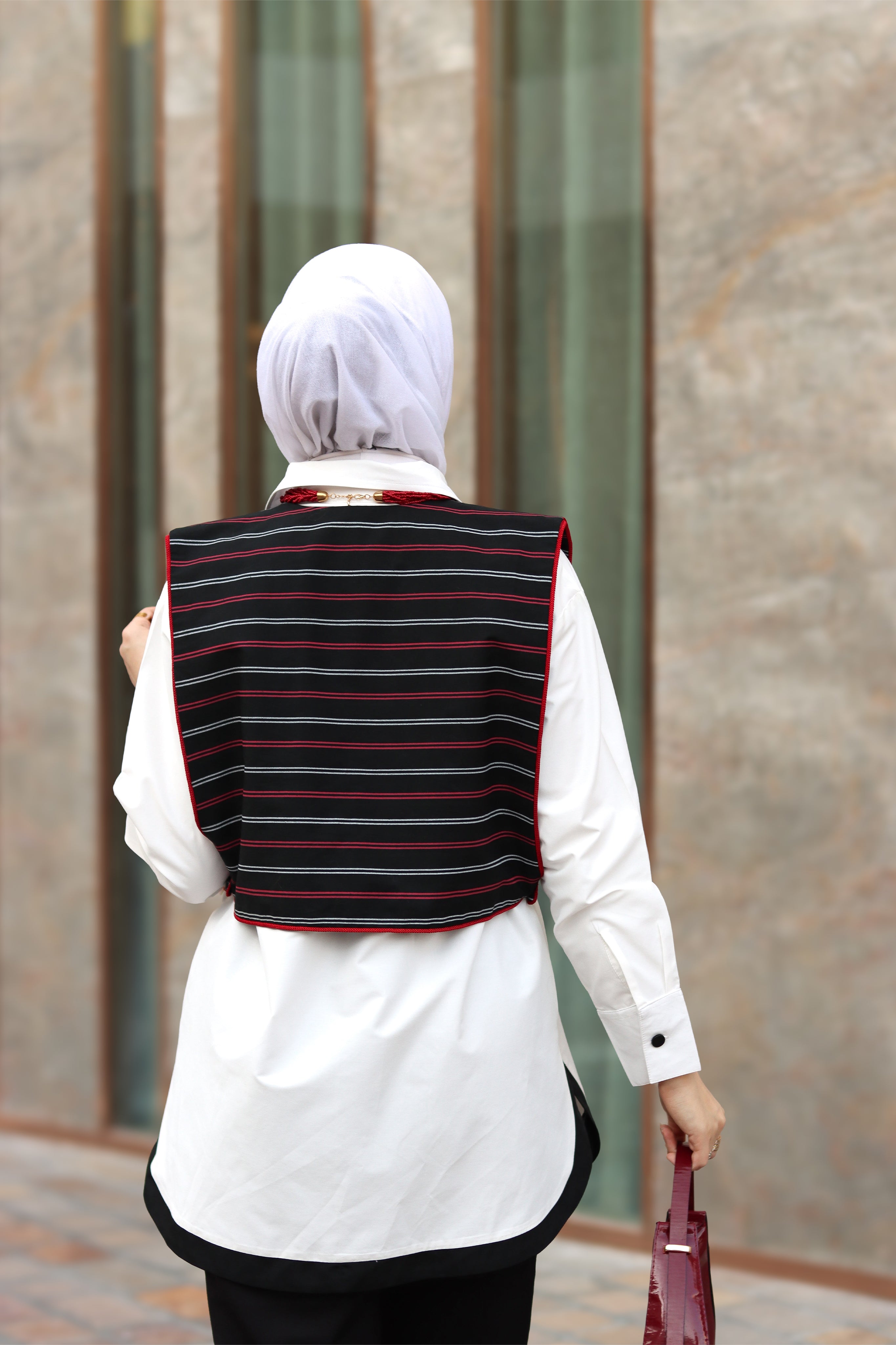 قميص و سترة بوبلين بحواف قرمزية