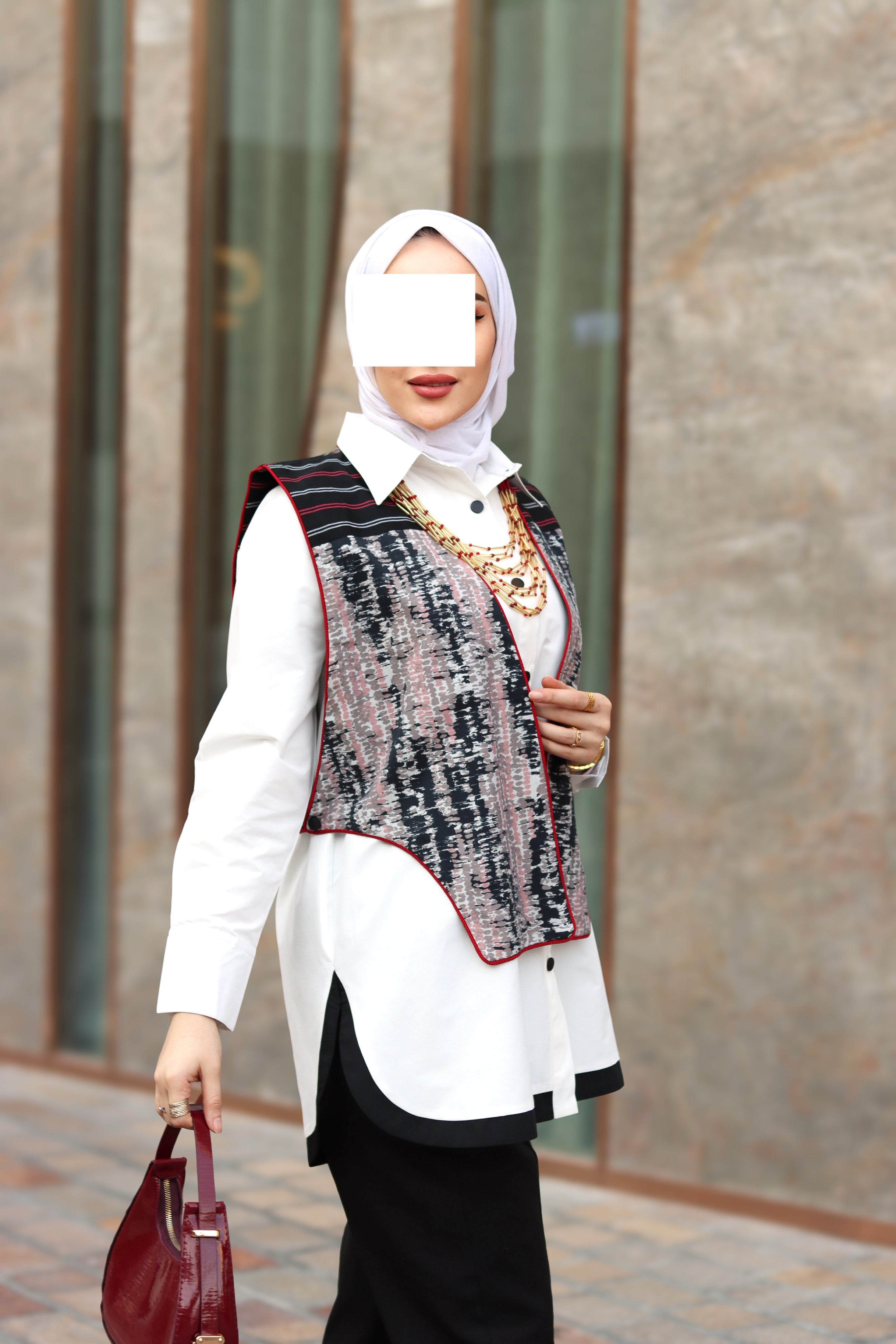 قميص و سترة بوبلين بحواف قرمزية