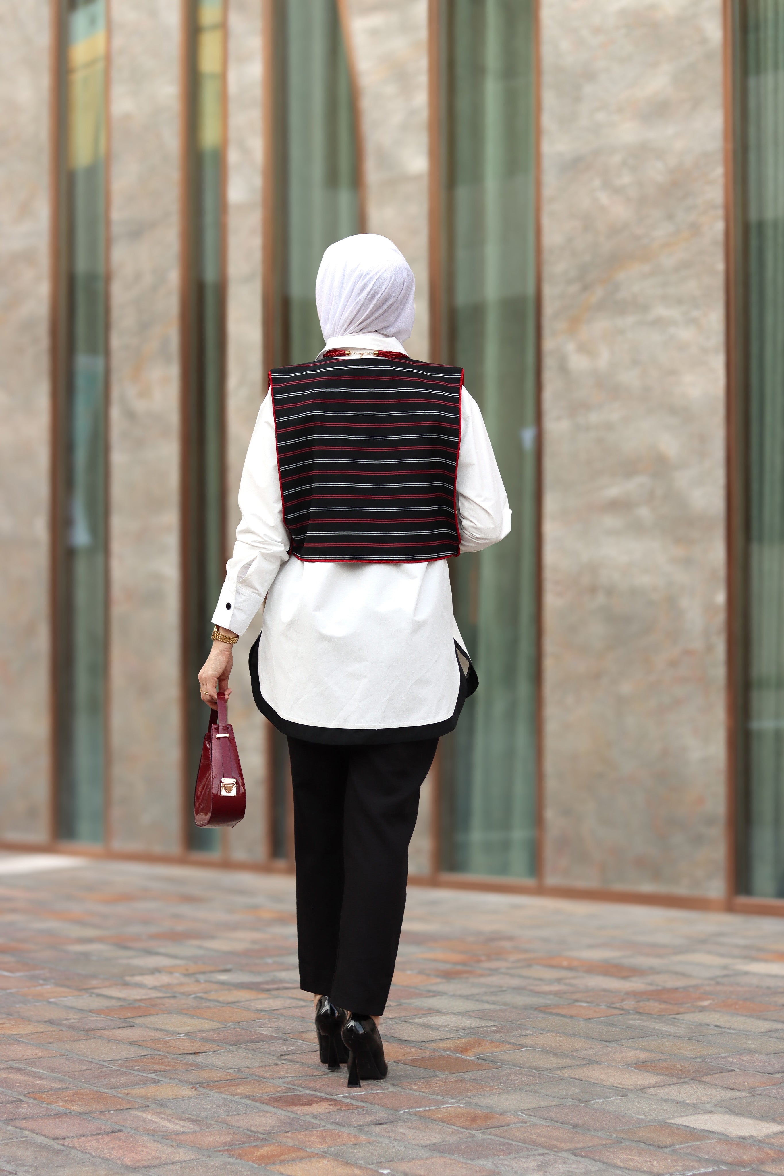 قميص و سترة بوبلين بحواف قرمزية