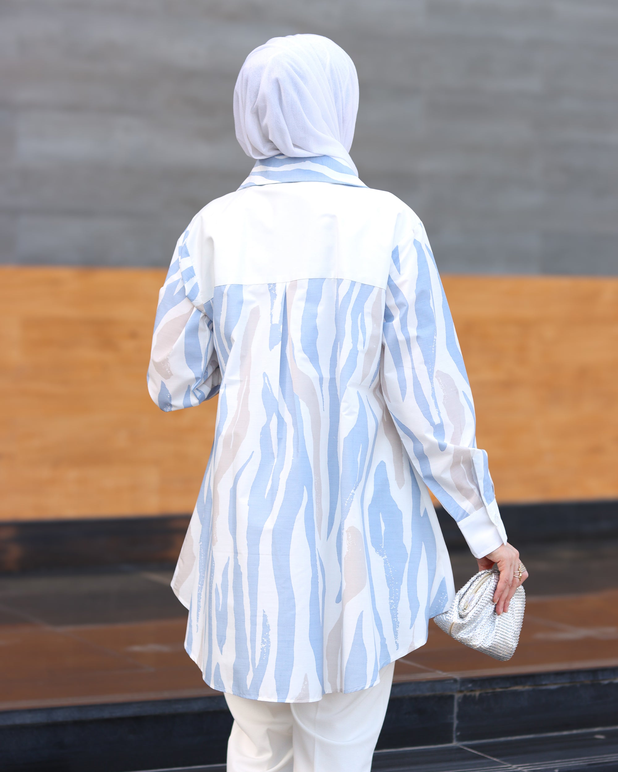 قميص بوبلين بنقشة انسيابية